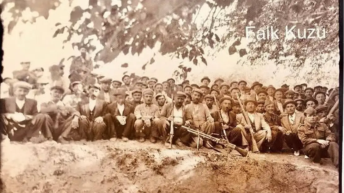 1949 Yılına Ait Siirtli Avcıların Askerlerle Çekilmiş Hatıra Fotoğrafı Gün Yüzüne Çıktı