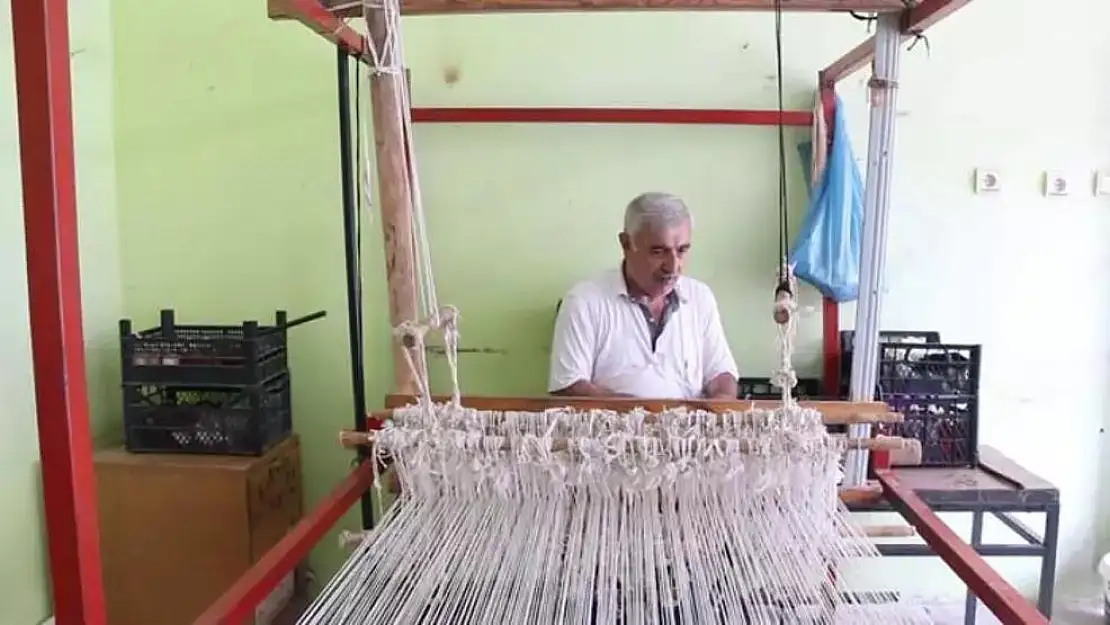 40 Yıllık Dokuma Ustası  Mesleği Evinin Bodrumunda Sürdürüyor