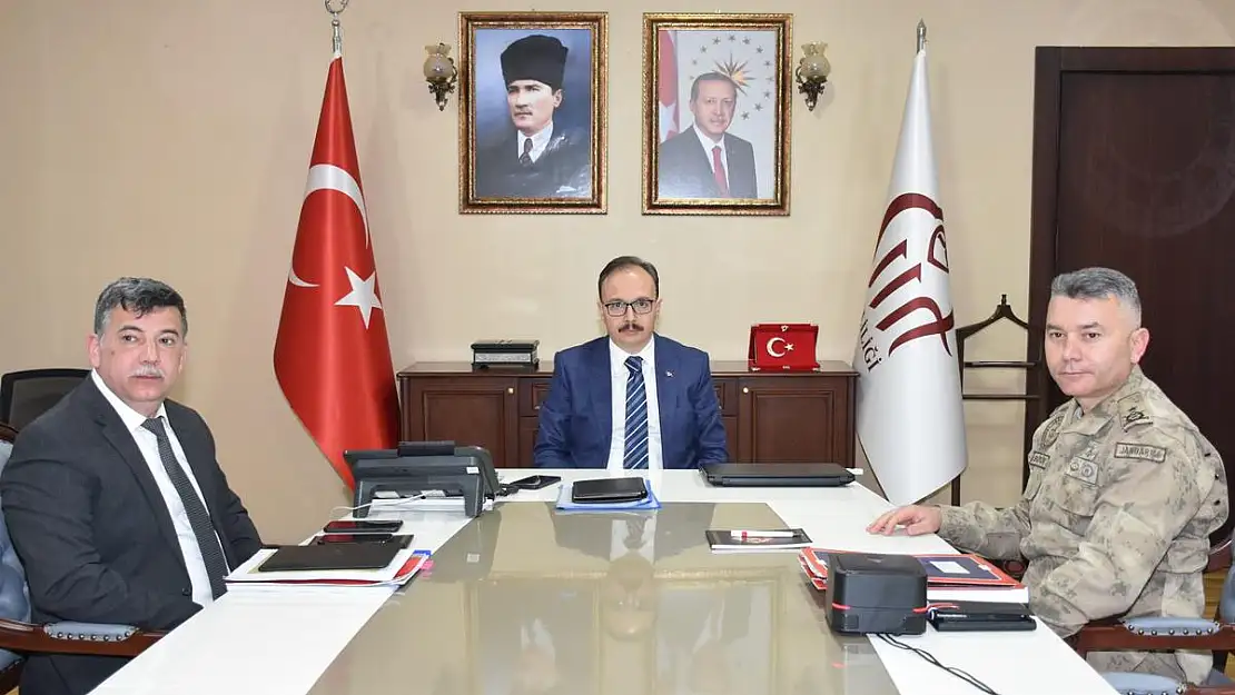 Vali, Jandarma Komutanı ve İl Emniyet Müdürü Bakanlığın Düzenlediği Video Konferansa Katıldı