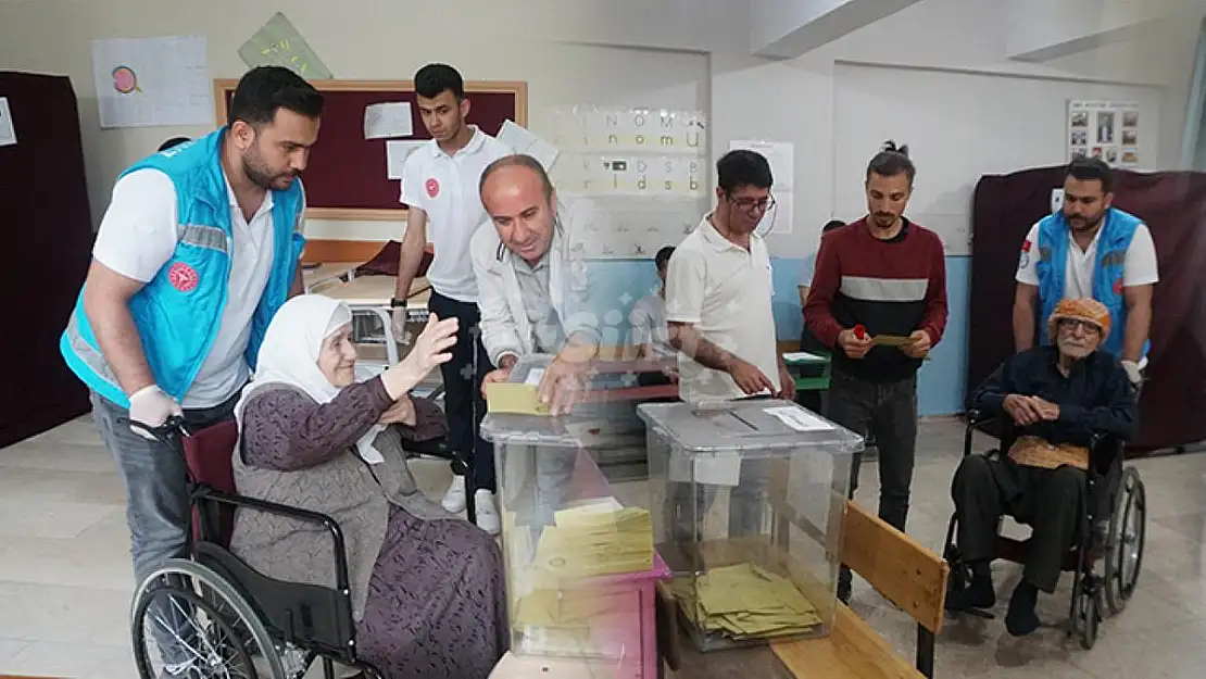 91 yaşındaki Vecide Altın ve 89 yaşındaki Fettah Özer Tekerlekli Sandalye Yardımıyla Oy Kullandı!