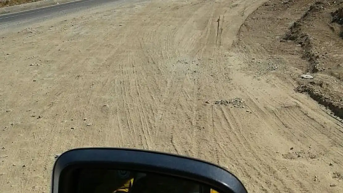 AMBULANSLARIN GEÇİŞ ALANINDAKİ YOL HASTALARI RAHATSIZ EDİYOR