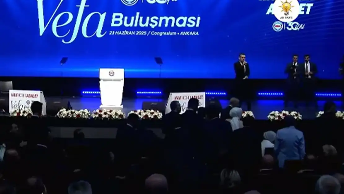 Ankara'da Sıcak Gelişme: Cumhurbaşkanı Erdoğan Gelen Telefon Üzerine Programdan Kısa Süreliğine Ayrıldı