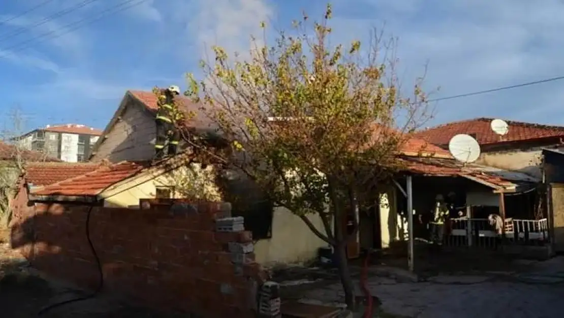 Annesi İle 2 Kardeşini Rehin Alıp Evi Ateşe Verdi