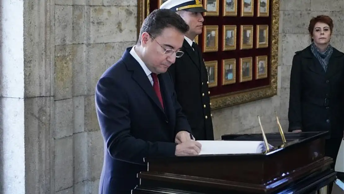 Babacan, Anıtkabir Özel Defteri'ni İmzaladı