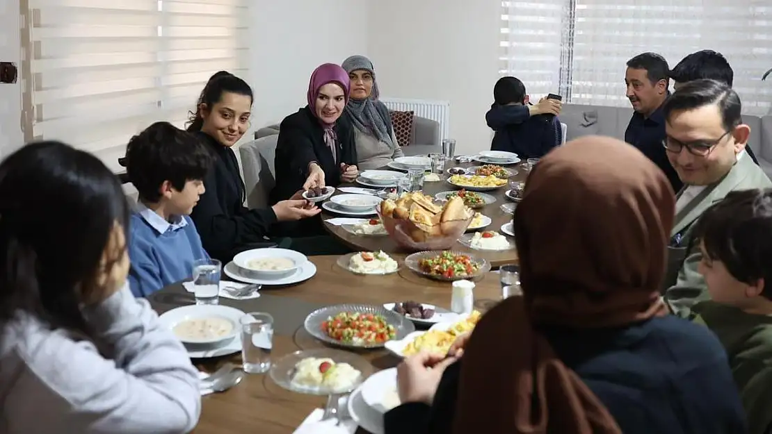 Bakan Göktaş, Depremzede Sınırgeç Ailesinin İftar Sofrasına Konuk Oldu