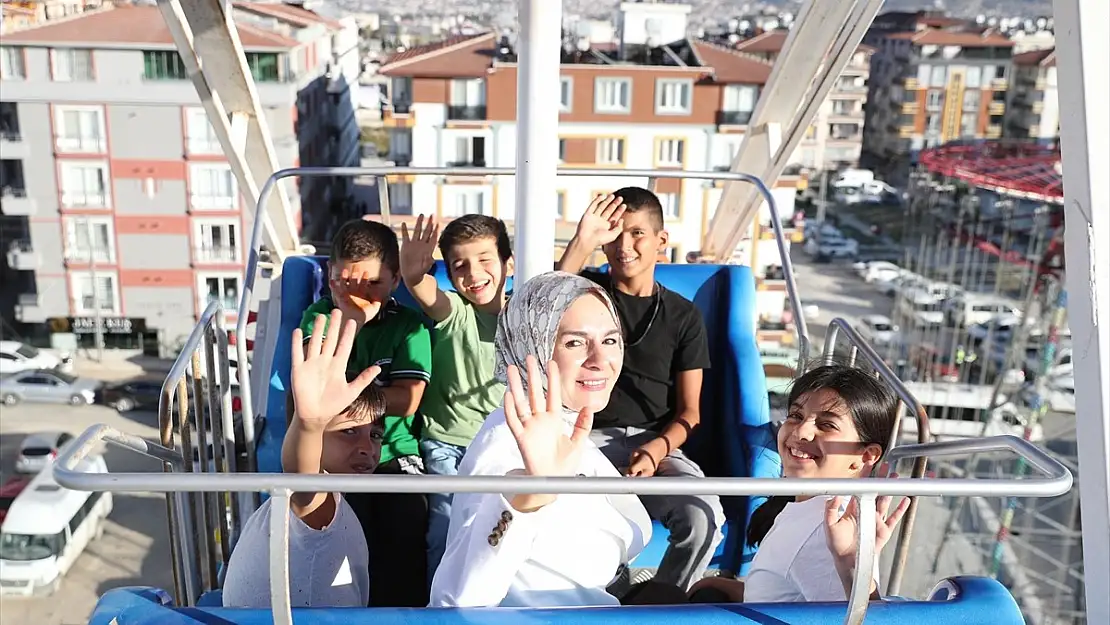 Bakan Göktaş, Yetim Depremzede Çocuklarla Lunaparka Gitti