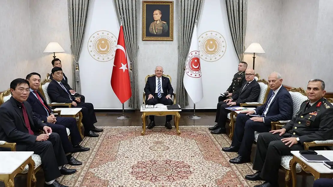 Bakan Güler, Vietnam Savunma Sanayi Başkanı Quang Tuan'ı Kabul Etti