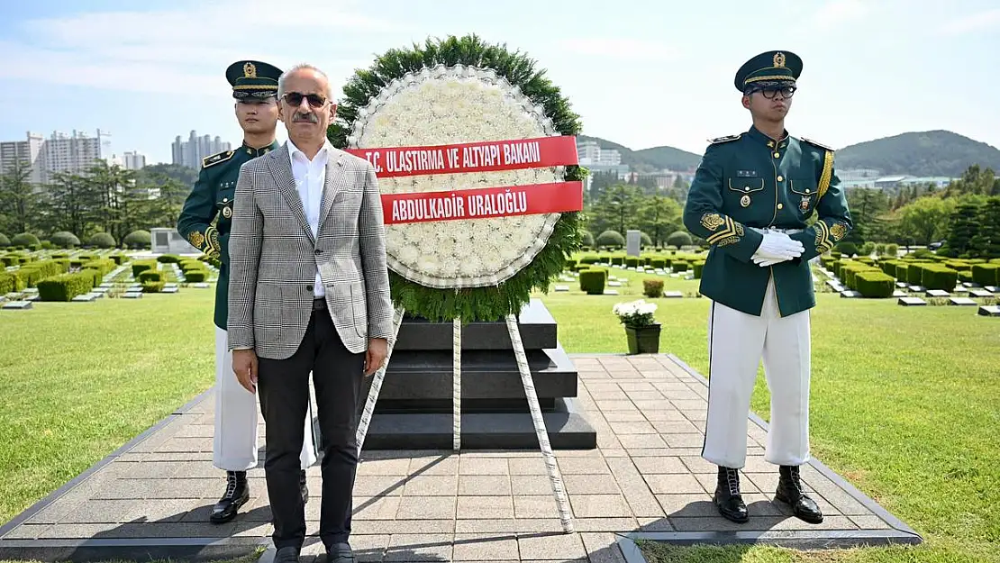 Bakan Uraloğlu'ndan, Busan'da Yatan Kore Şehitlerine Ziyaret