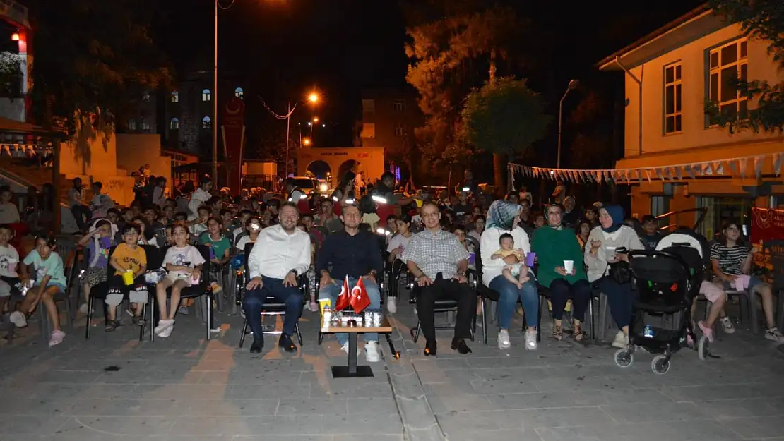 Baykan'da Açık Hava Sinema Etkinliği Yoğun İlgi Gördü