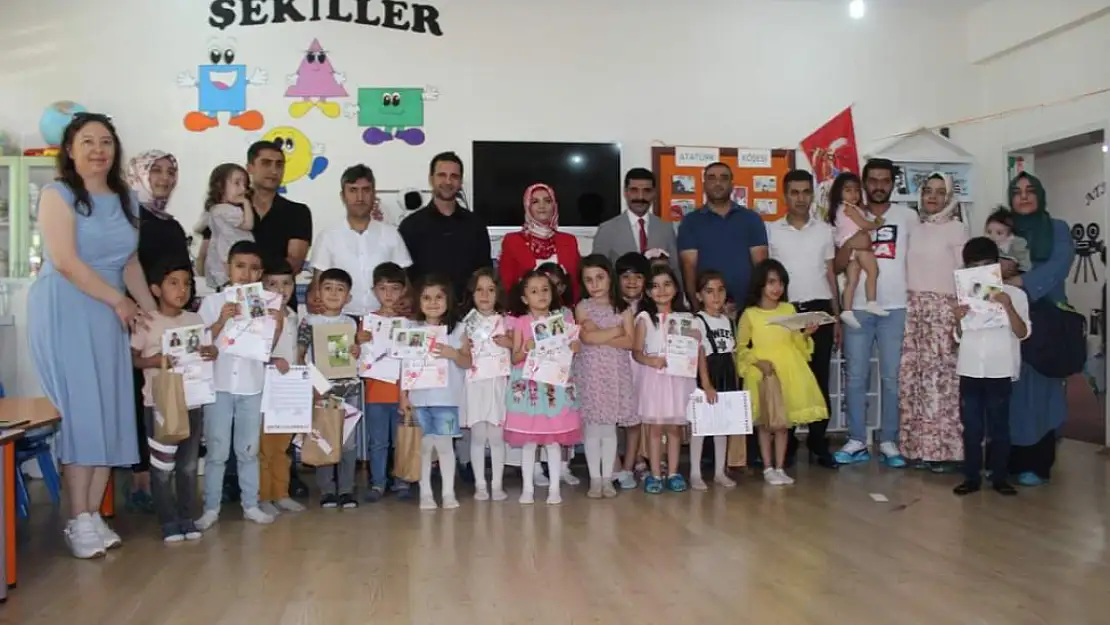 Baykan Kaymakamı Emin Bağlı, Çocukların Karne Sevincine Ortak Oldu