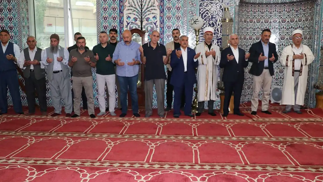 Bayram Namazını Çarşı Camiinde Eda Eden Vali,  Cemaatle ve Halkla Bayramlaştı