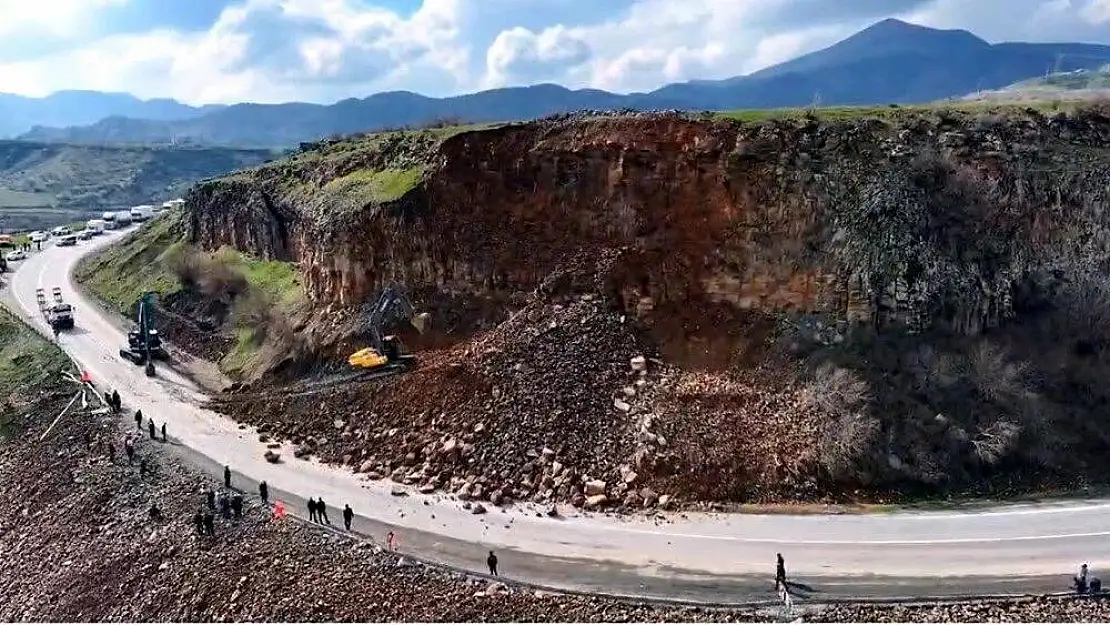 Bitlis-Baykan Yolunda Heyelan