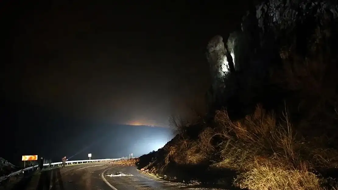 Bitlis-Siirt Karayolu Baykan Mevkiinde Heyelan