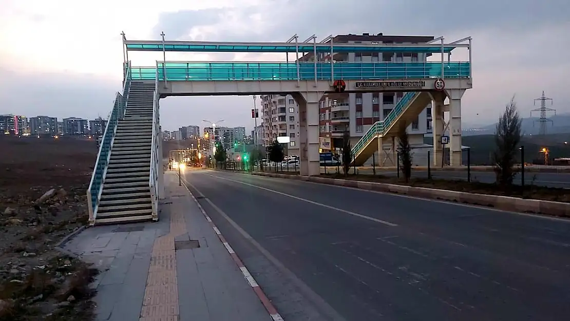 Bu Mahallede Yaşayanlar Hayatlarını Tehlikeye Atıyorlar!