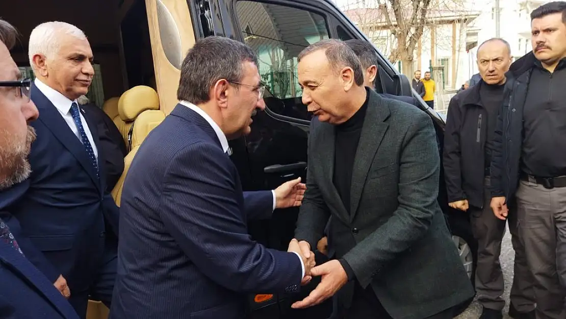 Cumhurbaşkanı Yardımcısı Cevdet Yılmaz'dan Osman Ören'e Taziye Ziyareti