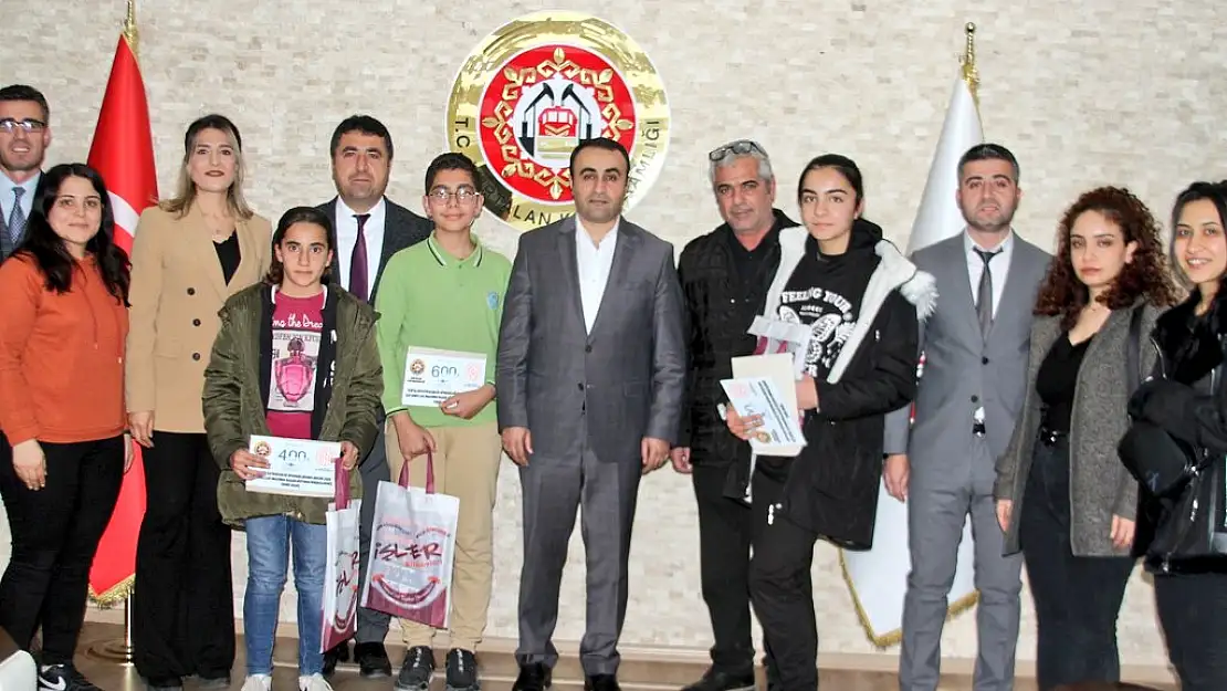 DENEME SINAVINDA DERECEYE GİREN ÖĞRENCİLER ÖDÜLLENDİRİLDİ 