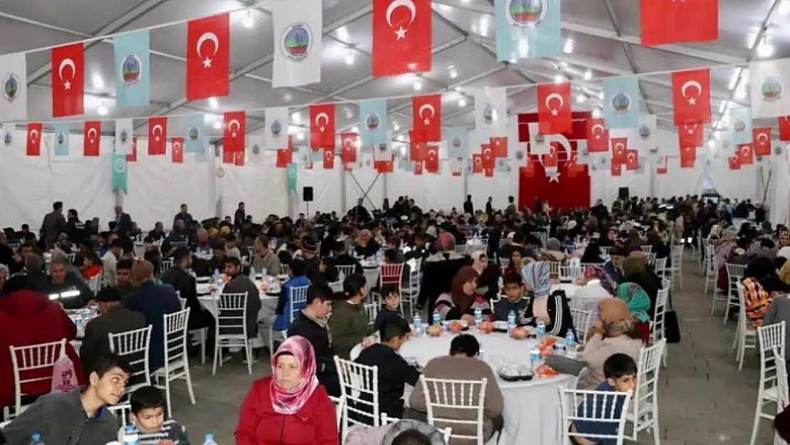 DEPREMZEDELER VE SİİRTLİ VATANDAŞLAR İLK İFTARINI BELEDİYE ÇADIRINDA AÇTI