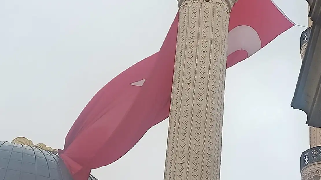 Dev Bayrak Düşmek Üzere