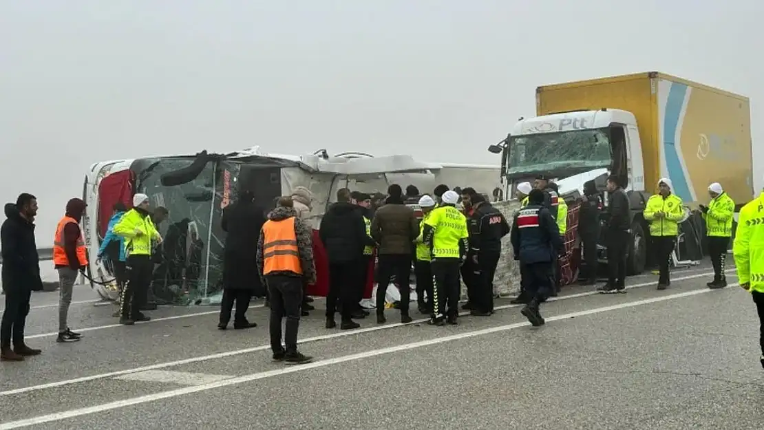 Devrilen Yolcu Otobüsüne Tır Çarptı 4 Ölü, 36 Yaralı