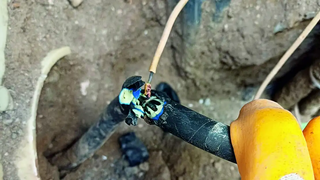 Dicle Elektrik'ten Yer Altındaki Kaçak Bağlantıya Müdahale
