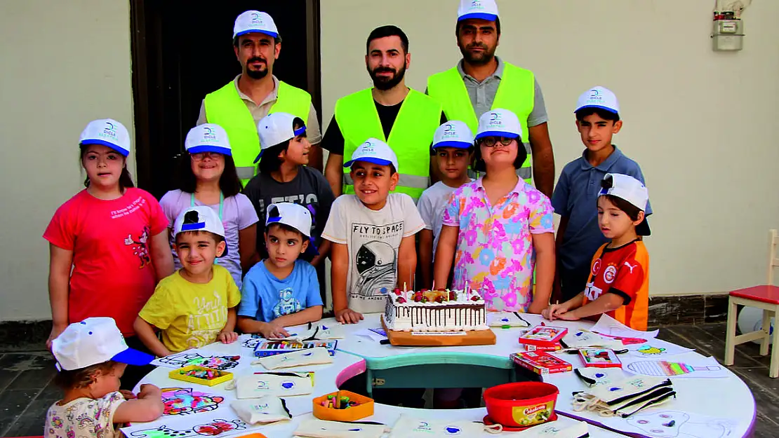 Dicle Gönüllüleri Mardin'de Çocuklara Mutluluk Dağıttı