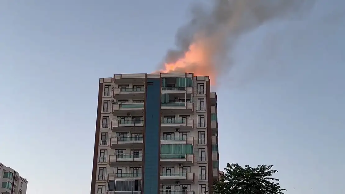 Diyarbakır'da 13 Katlı Binada Yangın: Mahsur Kalanlar Var