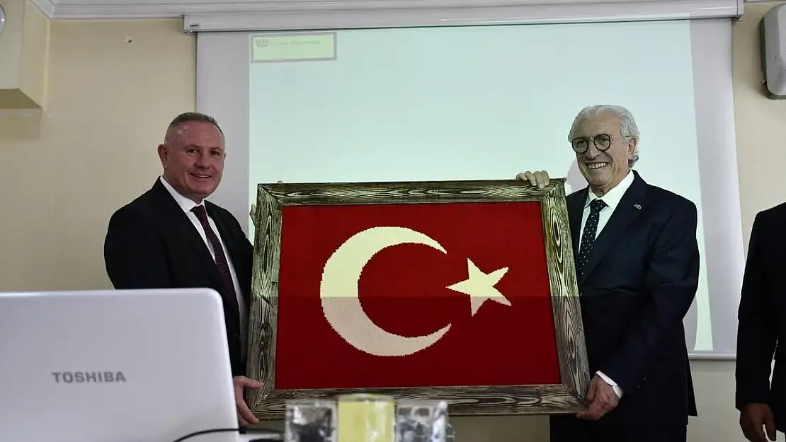 Egeli İhracatçılar, Demirci Halısına Yatırım Yapıyor