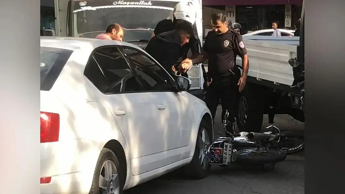 Ehliyetsiz ve Kasksız Motosiklet Sürücüsü Kaza Yaptı