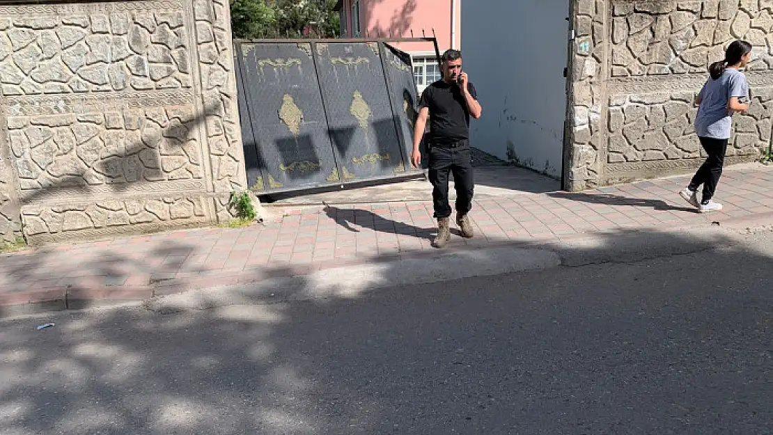 El Freni Çekilmeyen Kamyonet Kurtalan Kaymakamlık Lojmanının Kapısına Çarptı