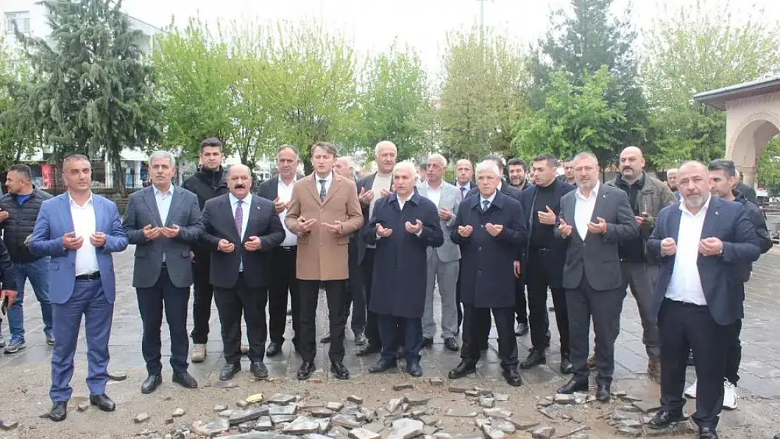 Emekli Jandarma Genel Komutanı Çetin'den Veysel Karani Türbesine Ziyaret