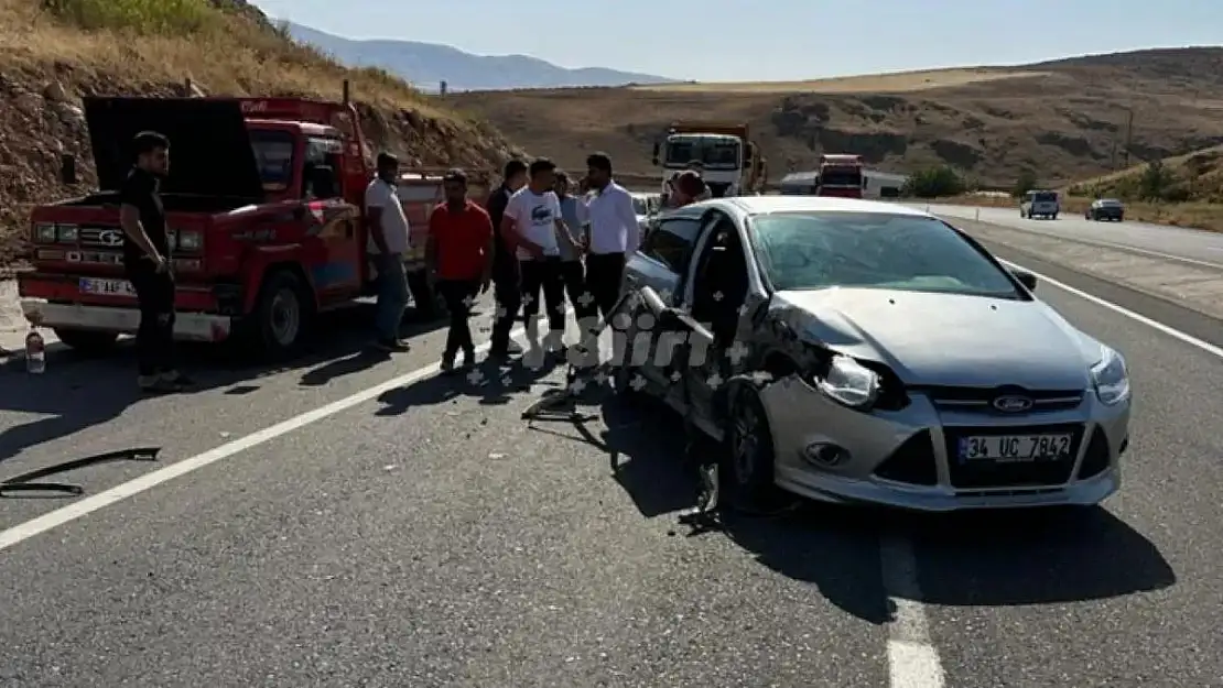 Emniyet Şeridinde Park Halinde Yanan Kamyonete Otomobil Çarptı