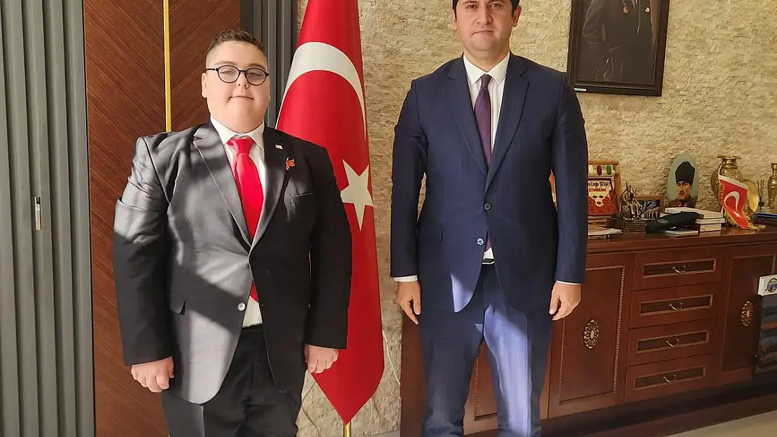 Eruh Kaymakamı Şenay'dan İstiklal Marşı Okuma İl Birincisi Özer'e Kutlama (Videolu Haber)