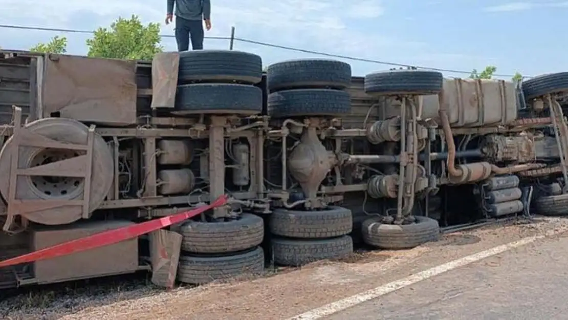 Eruh-Şırnak Karayolunda TIR Devrildi