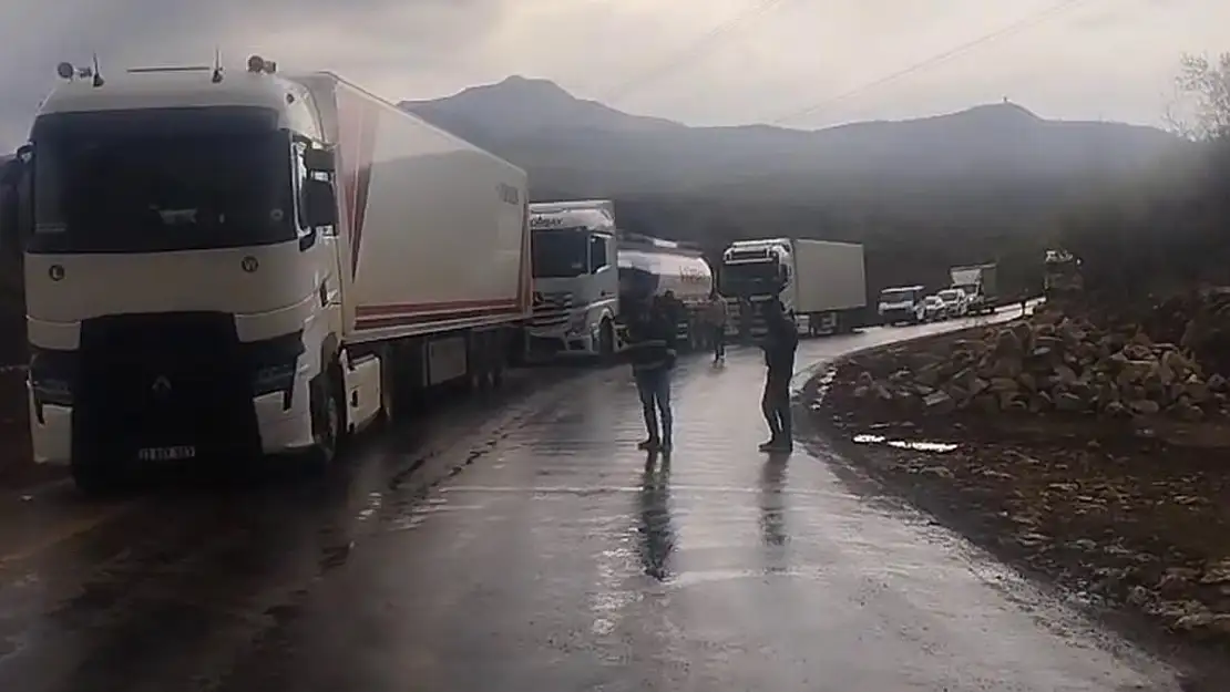 Eruh-Şırnak Yolunda Tır Devrildi, Trafik Durdu
