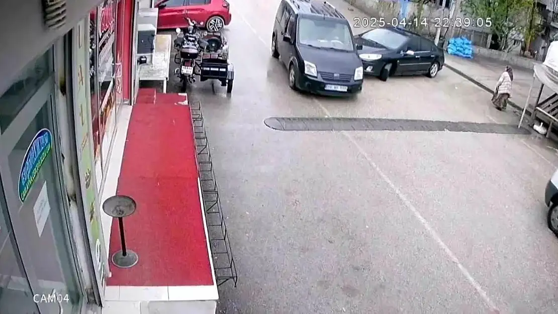Eruh'taki Maddi Hasarlı Kaza Güvenlik Kamerasına Yansıdı
