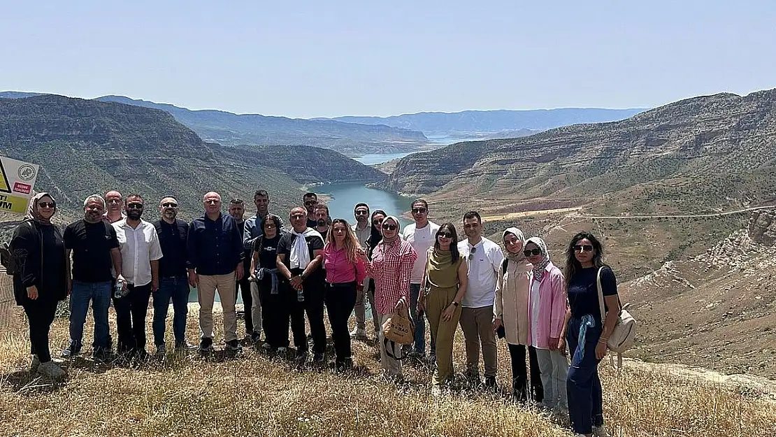 Fotoğraf Albümü Dolu, Eğitim Karnesi Boş!