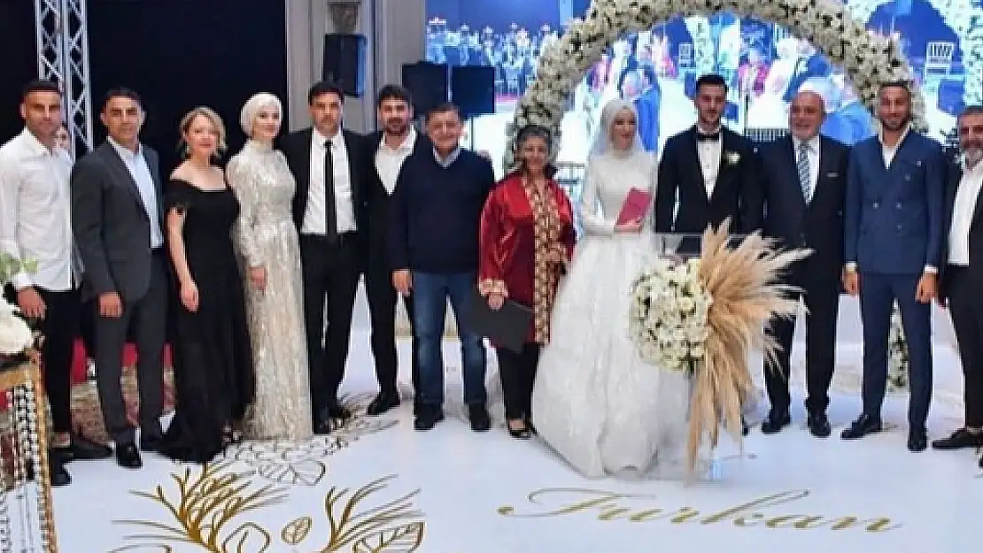 Futbol Camiası Siirtli Eski Futbolcu Hasan Özer'in Oğlunun Düğününe Akın Etti!