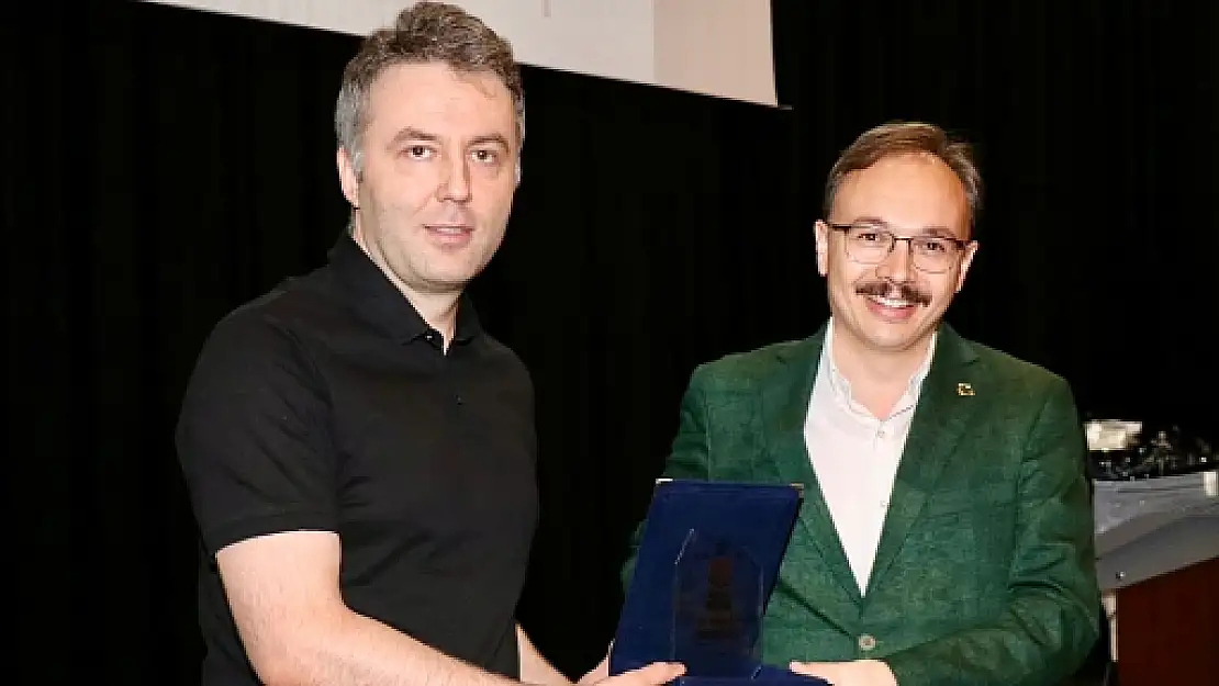 Gazeteci ve Yazar Mehmet Akif Ersoy, Siirt 9. Kitap Fuarı'nda Okurlarıyla Buluştu