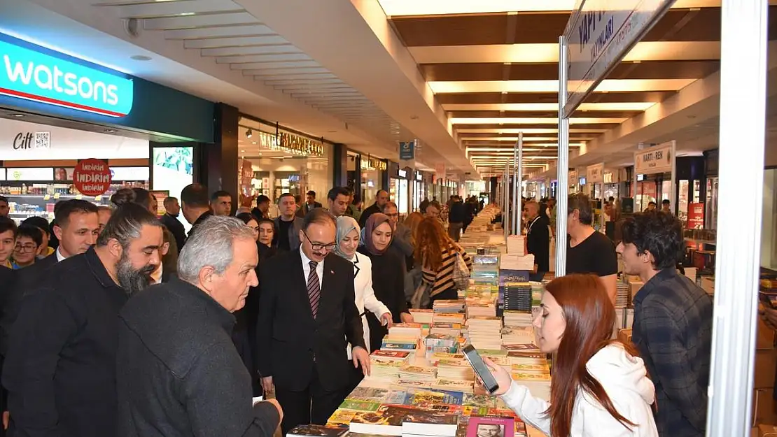 Geleneksel Siirt Kitap Fuarında Son Kareler