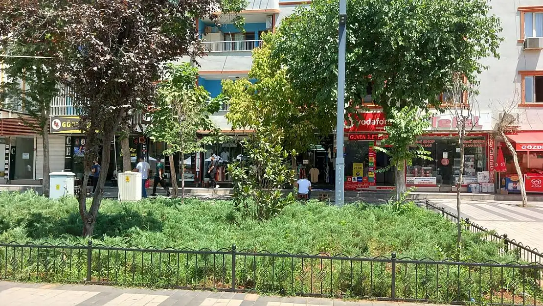 Güres Caddesinde Yeşil Alanlara Çit Çekildi
