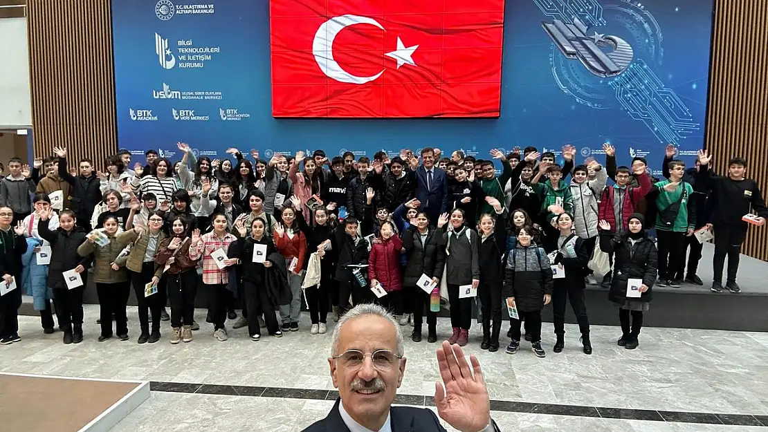 Güvenli İnternet Günü'nde Bakan Uraloğlu'ndan Ailelere Çağrı: Çocuklarınızı İnternete Yalnız Bırakmayın