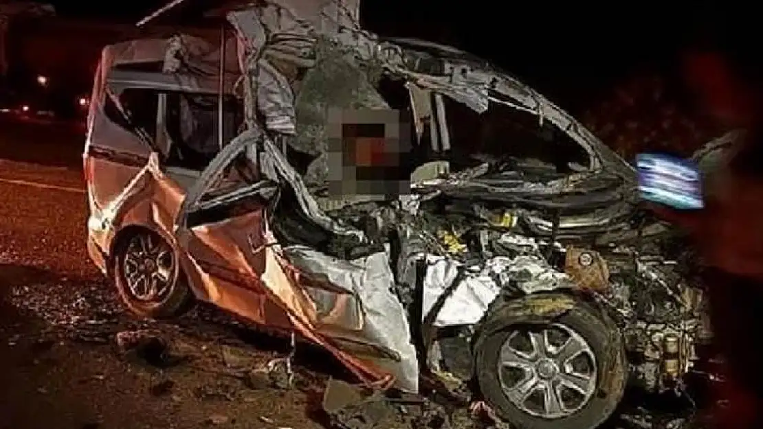 Hafif Ticari Araç Kamyona Çarptı: 2 Kişi Öldü!
