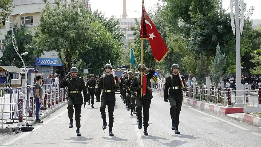 HAYDİ SİİRT! EVLERİMİZİN CAMLARINI, BALKONLARINI VE İŞYERLERİMİZİ ŞANLI BAYRAĞIMIZLA DONATALIM