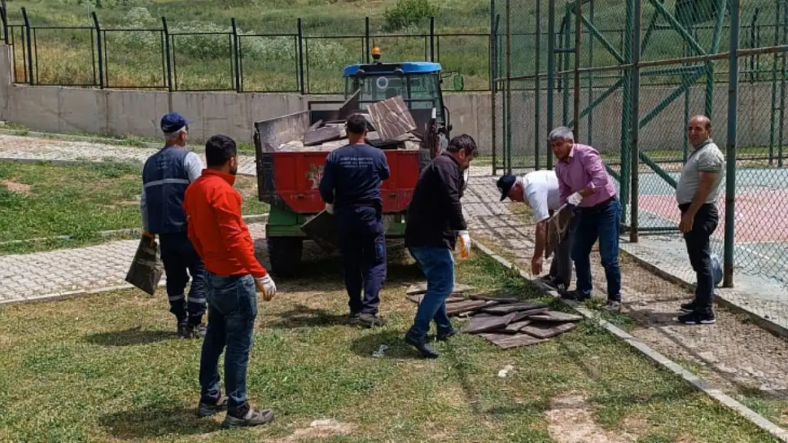 Hayvanların Otlatıldığı  Çocuk Parkında Yoğun Çalışma Başlatıldı! Vatandaşlar Belediyeye Teşekkür Etti