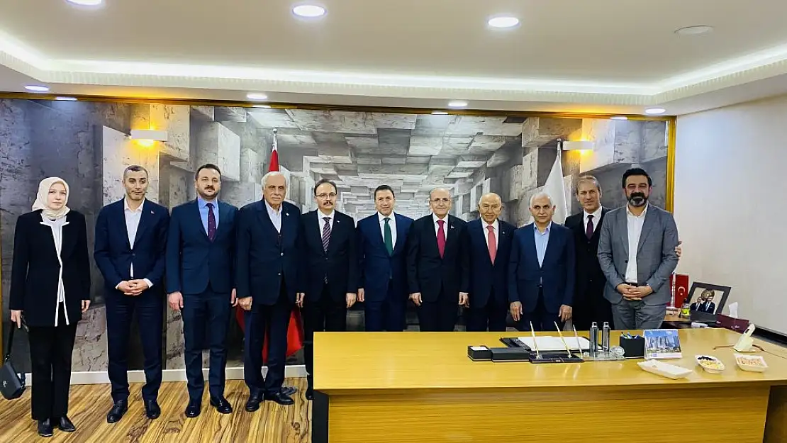 Hazine ve Maliye Bakanı Şimşek, Siirt TSO'da İş Dünyası Temsilcileriyle Bir Araya Geldi