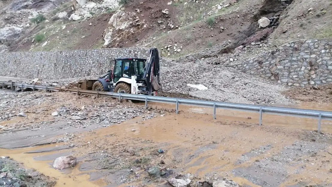 Heyelan Nedeniyle Pervari-Hizan Karayolu Kapandı