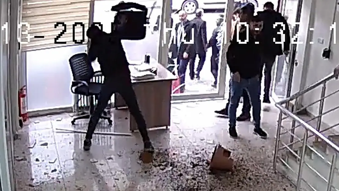 Hizmet Binasına Zarar Verip Çalışanları Darp Ettiler