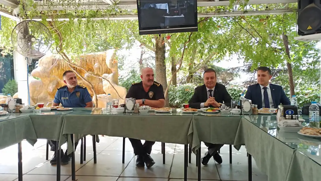İL EMNİYET MÜDÜRÜ HALİT AZİZ YILMAZ'IN BASINLA TANIŞMA TOPLANTISI 'BİZİM OLMADIĞIMIZ YERDE, BAŞKALARI OLUR' DİYEN YILMAZ UYUŞTURUCU MÜPTELASI ÇOCUKLARI OLAN AİLELERE ÇAĞRIDA BULUNDU: 'ÇOCUKLARINIZI GETİRİN, TEDAVİ ETTİRELİM'