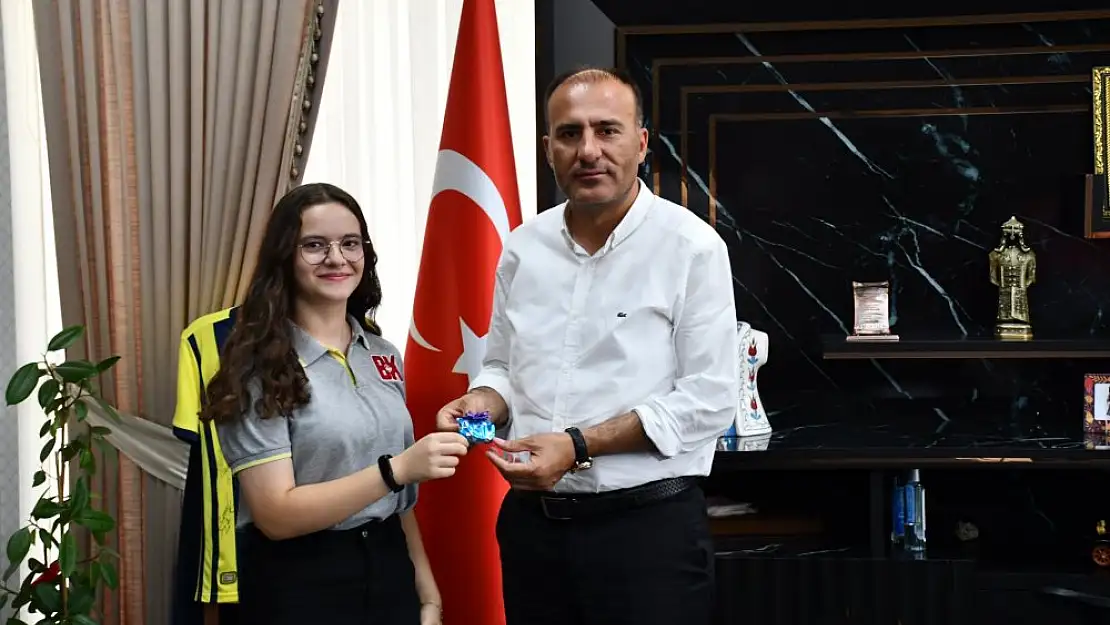 İl Milli Eğitim Müdürü Deniz Edip, LGS İl Birincisini Altın'la Ödüllendirdi