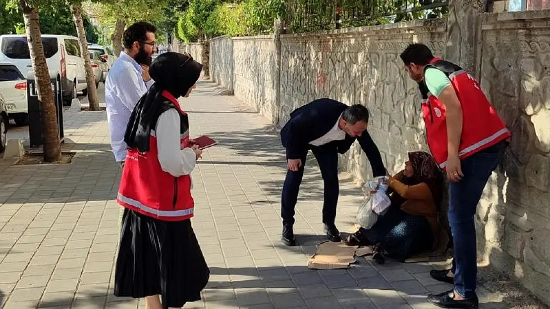 İl Müdürü Sidar, Dilenen Kadının İmdadına Yetişti